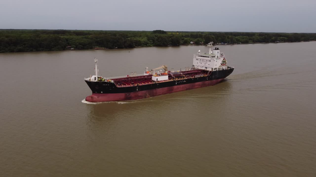 tomada de órbita de un gran buque petrolero que navega en el río paraná, hidrovia, argentina