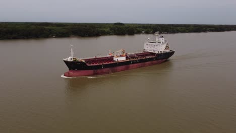 Toma-En-órbita-De-Un-Gran-Buque-Cisterna-De-Productos-Petrolíferos-Navegando-En-El-Río-Paraná,-Hidrovia,-Argentina