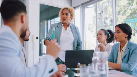 Mujer-De-Negocios,-Oradora-Y-Mentora-En-El-Cargo