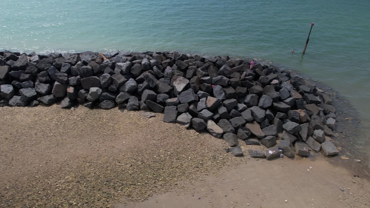 камни для разбивания воды для защиты от эрозии береговой линии на пляже элмер сандс в западном суссексе, великобритания - съемка с воздуха сбоку