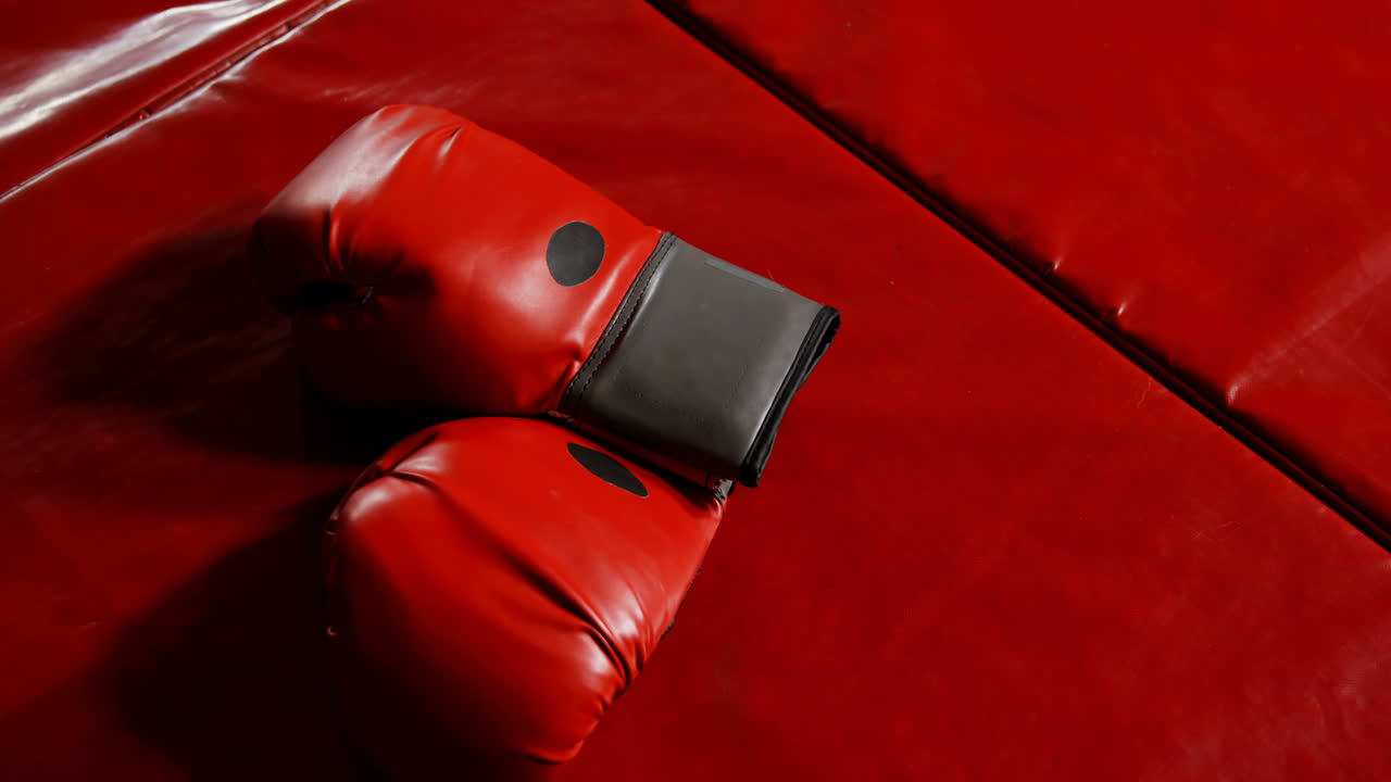 guantes de boxeo en el ring