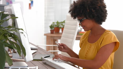 mujer de negocios creativa escribiendo en la computadora