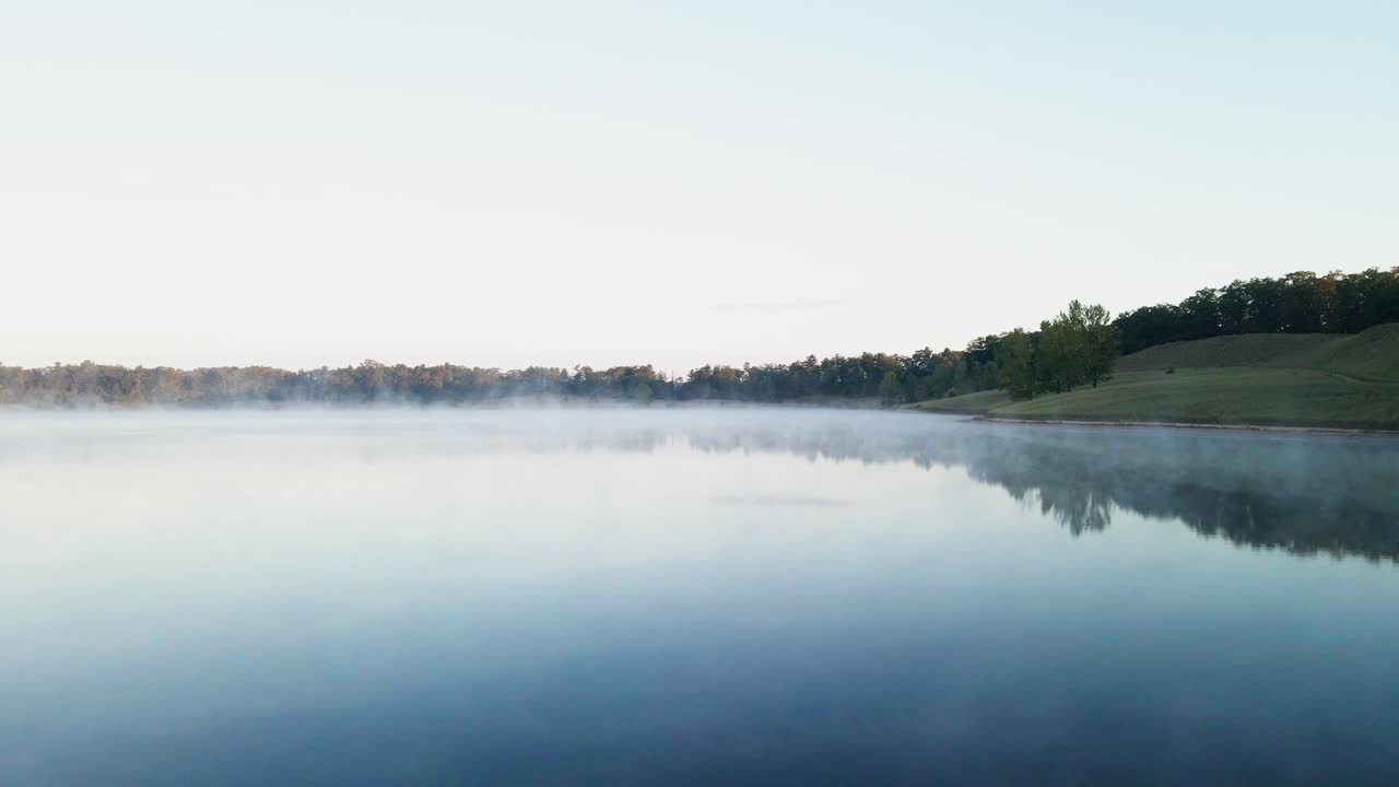 물에서 올라오는 안개
