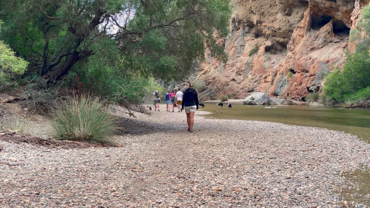 sa calobra, mallorca, spain에서 강을 따라 걷는 여성
