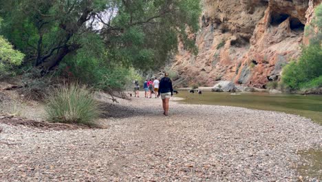 mujeres caminando junto al río en sa calobra, mallorca, españa