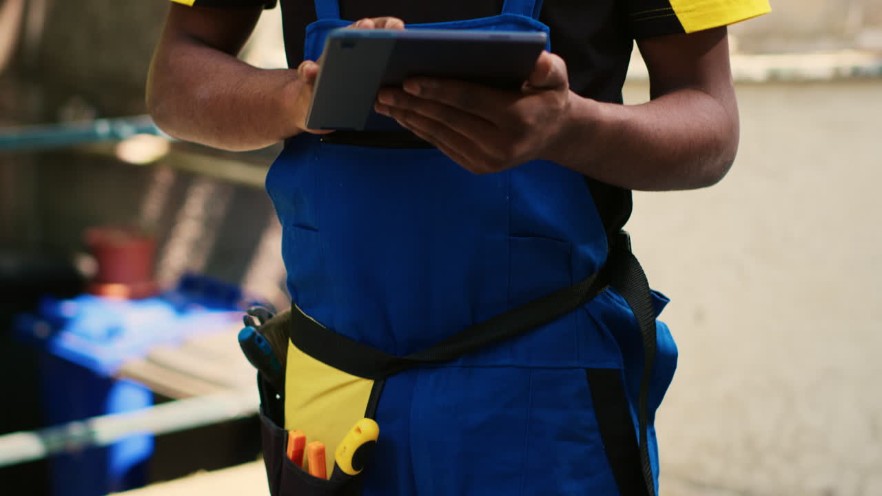 reparador sonriente usando el manómetro