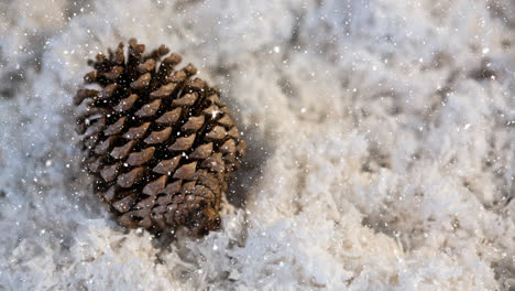 Nieve-Cayendo-Sobre-Piña-Sobre-La-Nieve-Sobre-La-Superficie-De-Madera