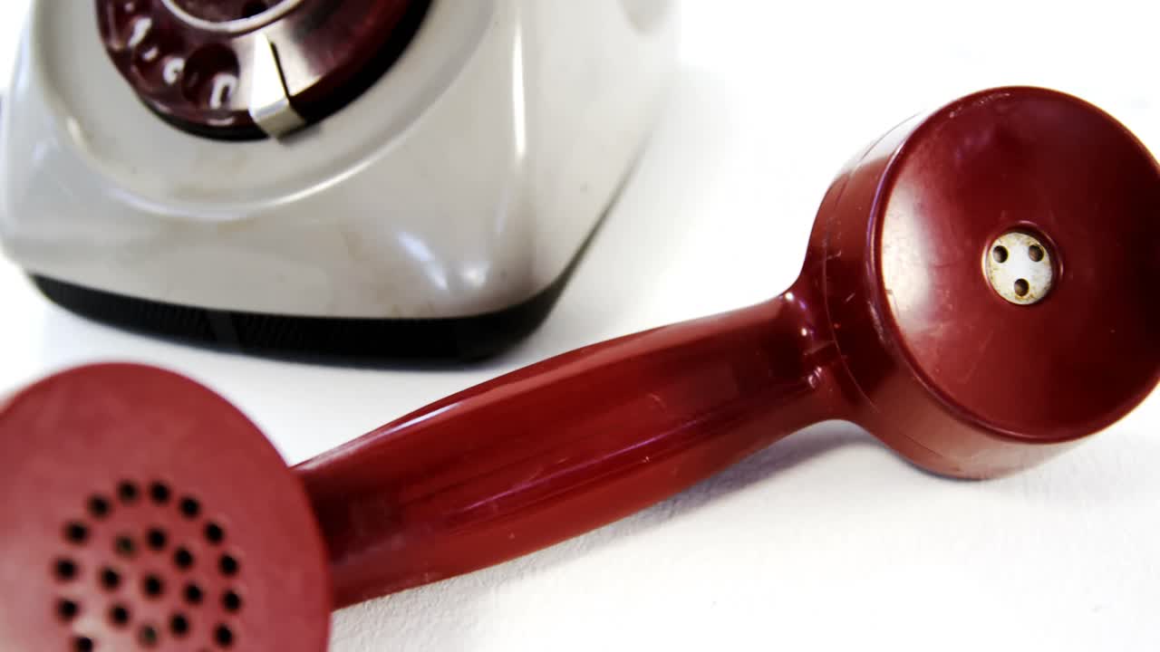 오래된 전화기와 스마트폰의 클로즈업