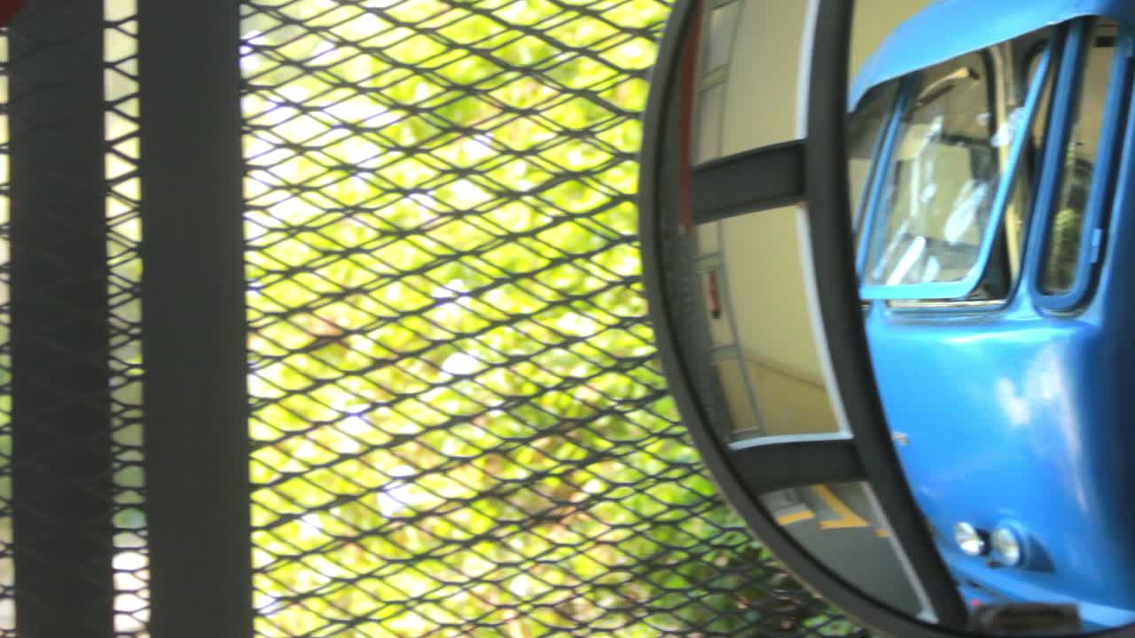 역에 있는 열차의 안전 거울에 대한 반사. 열차의 안전 거울