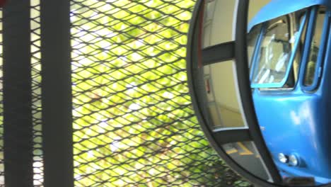 reflejo en el espejo de seguridad para el tren en la estación. espejo de seguridad para los trenes