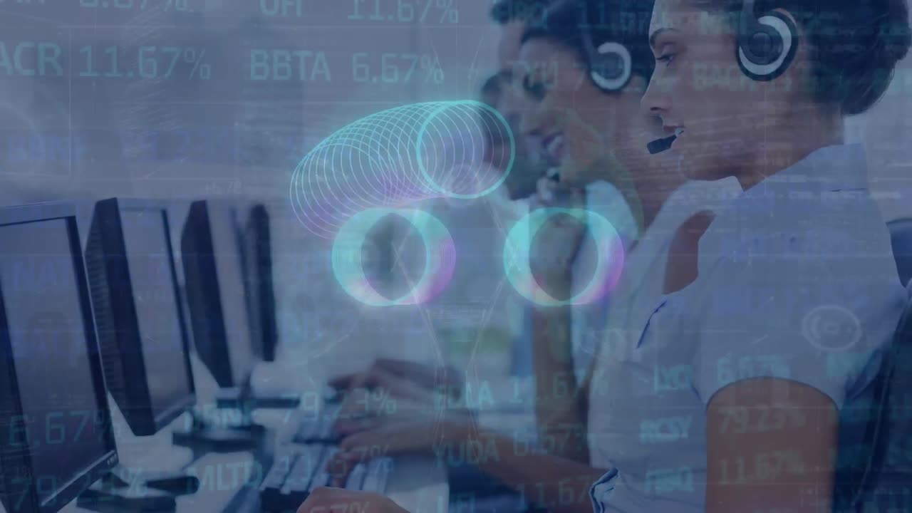animación de círculos, globo, tablero de negociación sobre diversos representantes de los clientes que trabajan en la computadora.