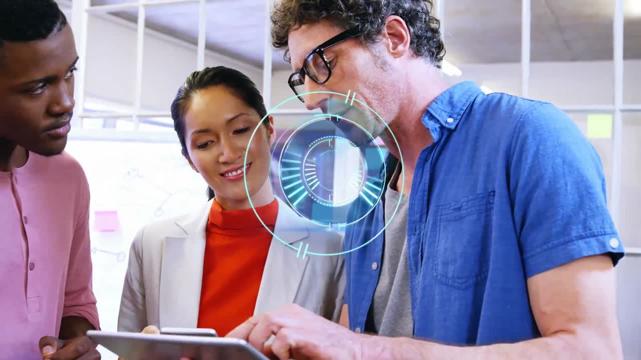 animación de escaneo de alcance sobre diversas personas de negocios que usan tablets