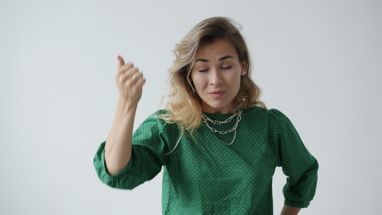 Donna che esprime frustrazione o disaccordo