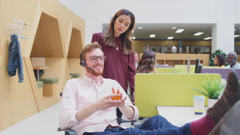 Geschäftsführerin-Schimpft-Mit-Männlichem-Arbeiter-Im-Callcenter,-Der-Mit-Stressball-Spielt