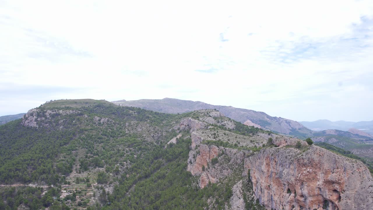 vista panorámica aérea lenta de las montañas boscosas de alcoi, valencia, españa