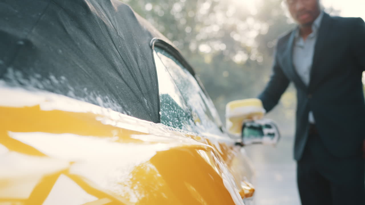 노란색 컨버터블 자동차를 는 남자