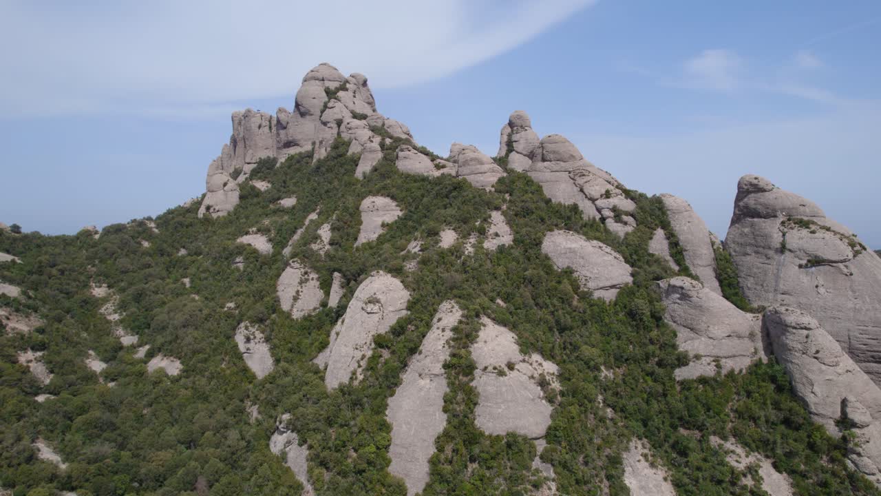 몬테세라트 자연 보호 구역 산맥, 바르셀로나 시가 기후 변화로 인해 회색 하늘 아래로 드러납니다, 스페인