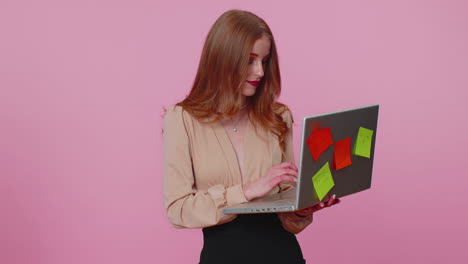 Exhausted-woman-freelancer-with-pasted-sticker-notes-using-laptop-computer,-concentration-problem