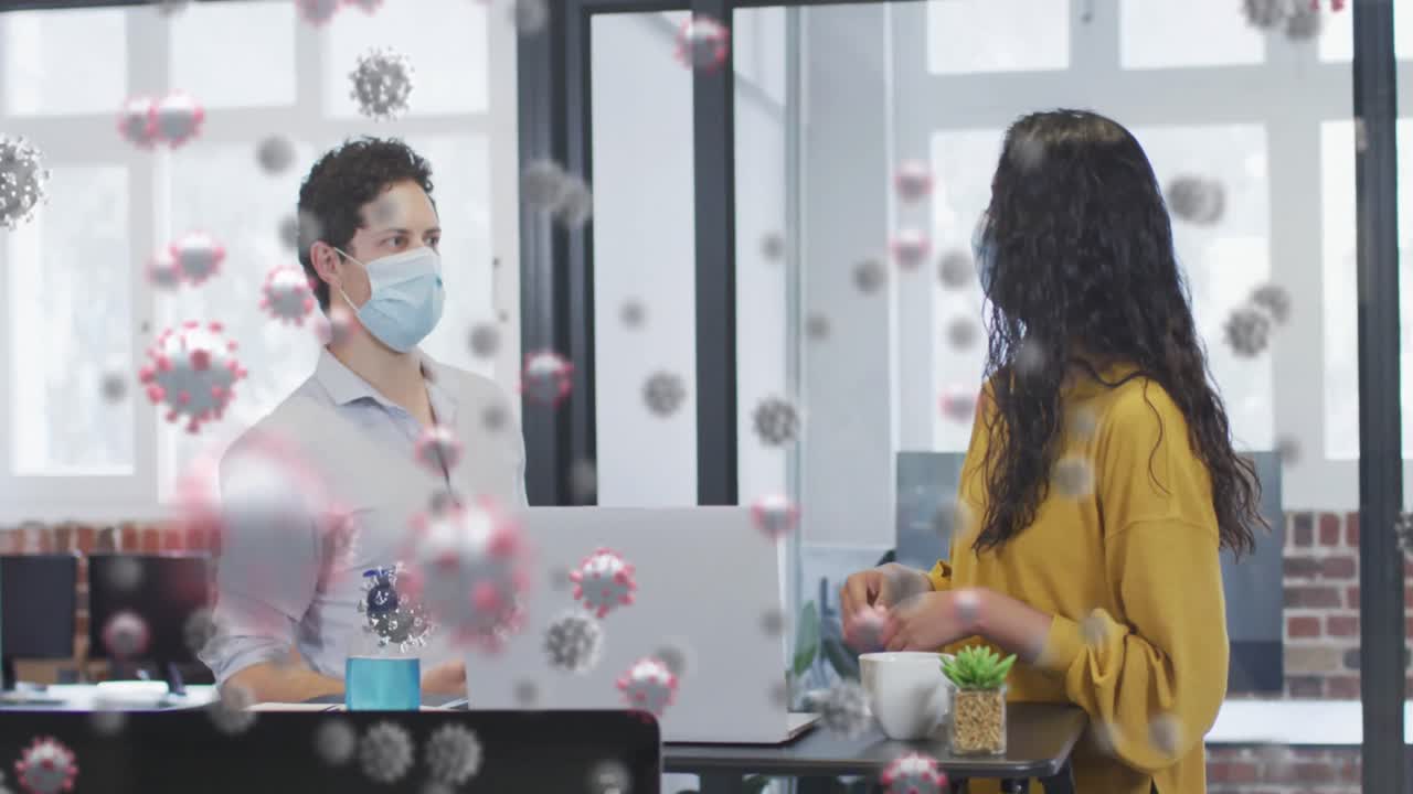 코로나19 세포가 떠다니는 남자와 여자가 얼굴 마스크를 쓰고 사무실에서 팔꿈치를 만지고 있는 애니메이션