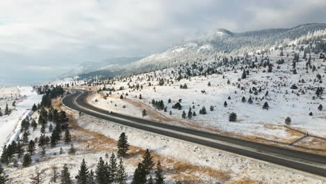 coquihalla 高速公路 5 在梅里特和卡姆卢普斯之间在冬季的部分云天,山坡被雪覆盖