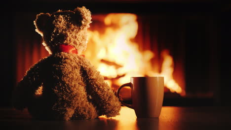 Un-Oso-De-Peluche-Con-Una-Gran-Copa-Oh-Sentado-Frente-A-La-Chimenea