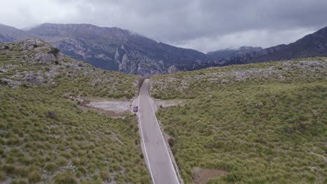 Volando-Sobre-El-Puerto-De-Montaña-Ubicado-En-La-Serra-De-Tramuntana-En-Mallorca,-España