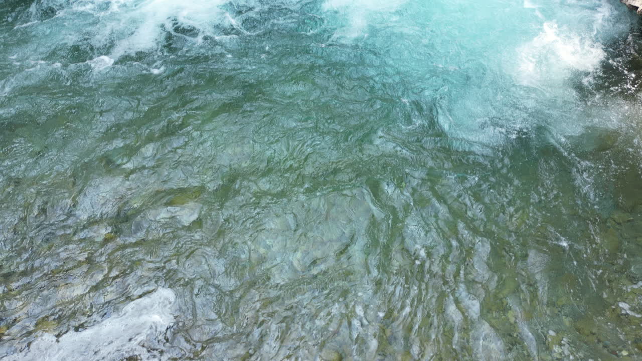 Cachoeira na Floresta em Montana - Câmera em Panorâmica Para Cima [4K