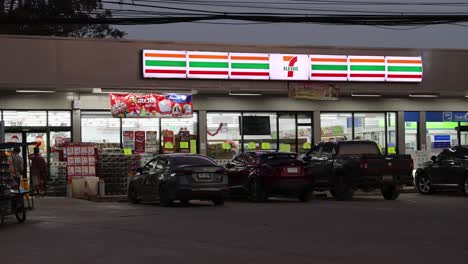 7-11 가게에서 고객들이 오고 가는 것