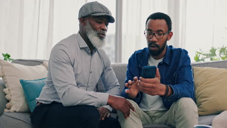 red, padre e hijo con un teléfono inteligente