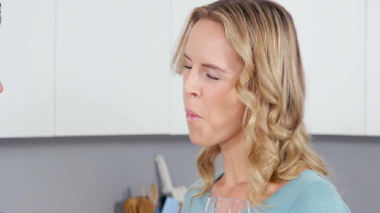 una pareja linda comiendo y bebiendo vino rojo.