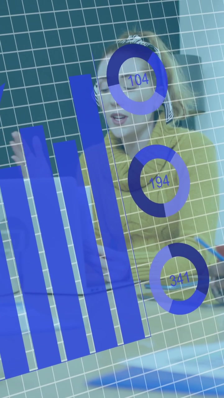 Animazione di grafici, cerchi di caricamento e numeri che cambiano, colleghi diversi che discutono report