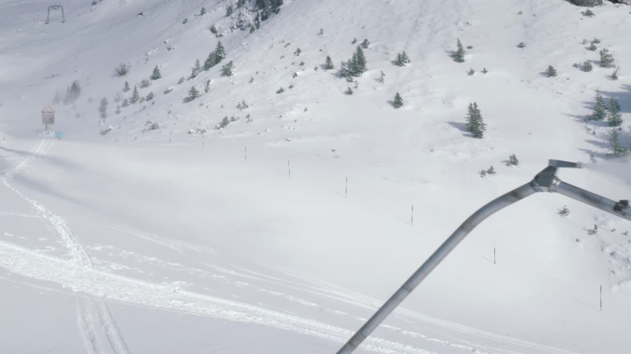 İsviçre'nin Engelberg yamaçlarında yapay kar makinesi kar püskürtüyor.