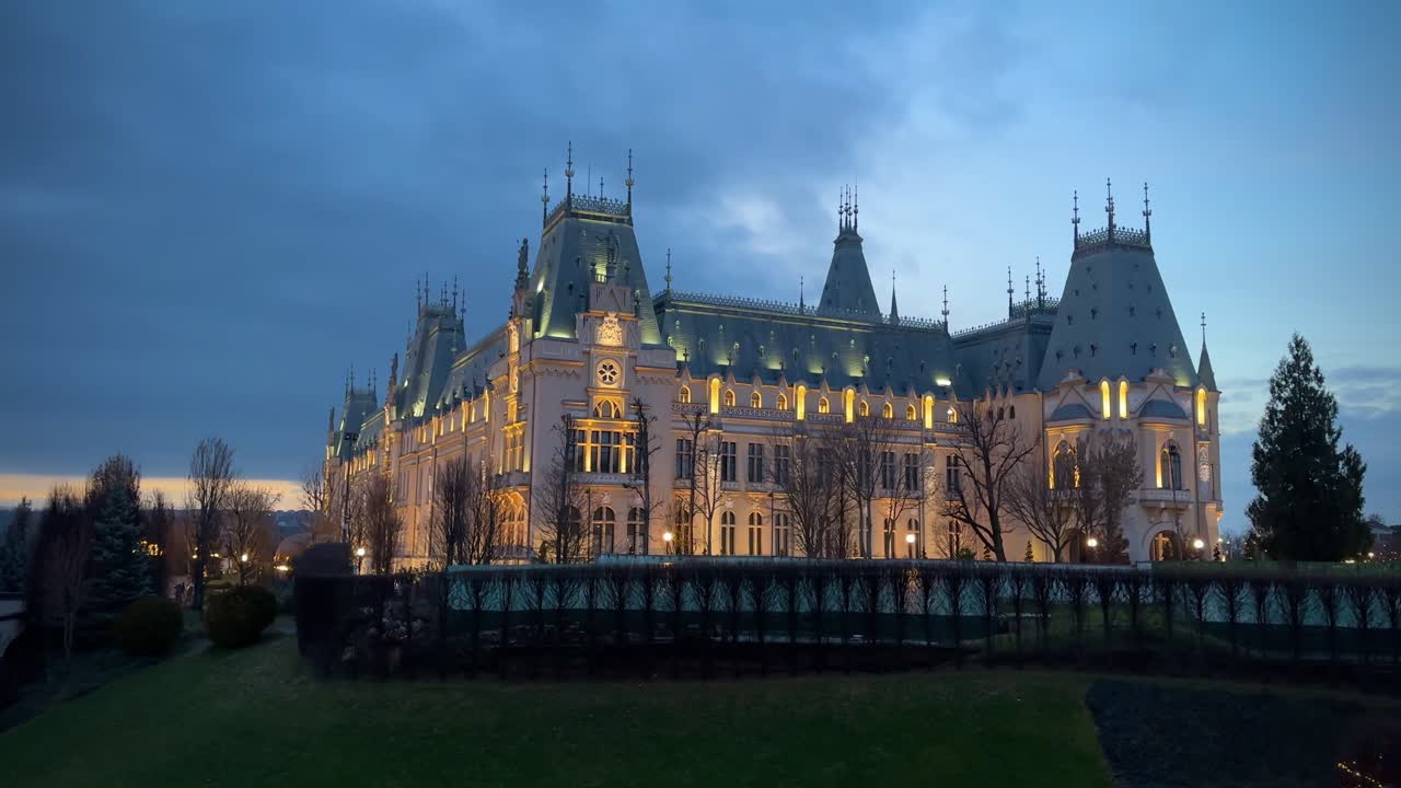 palacio iluminado de la cultura al atardecer, iași, rumania