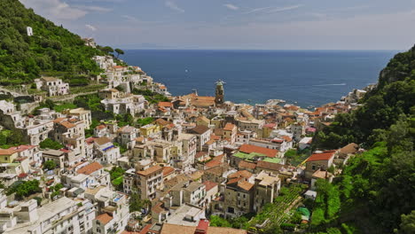 Amalfi,-Italien,-Luftaufnahme-V2,-Filmischer-Tiefflug-über-Charmantes-Mediterranes-Stadtzentrum,-Aufnahme-Kultureller-Und-Historischer-Architekturen-Mit-Blick-Auf-Das-Wunderschöne-Azurblaue-Meer-–-Aufgenommen-Mit-Mavic-3-Cine-–-Mai-2023