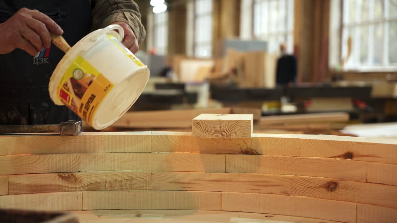 aplicación de pegamento de madera a la estructura circular de madera