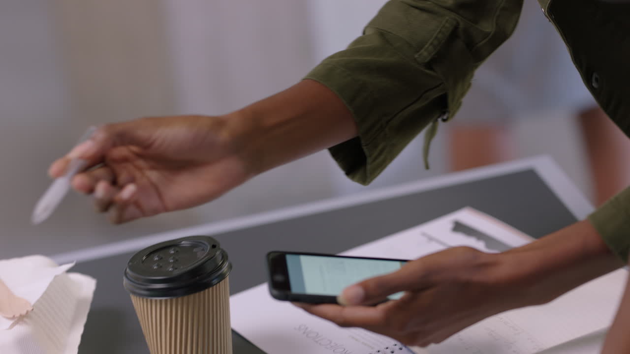 gente de negocios manos usando usando teléfonos inteligentes colegas trabajando juntos en proyectos corporativos compartiendo ideas creativas brainstorming en la oficina