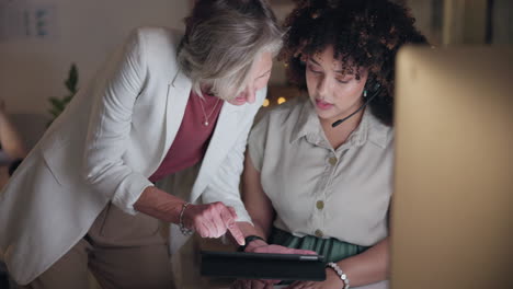 tablet, trabajo en equipo y centro de llamadas con negocios