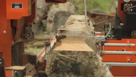 Máquina-Cortadora-De-Sierra-Cortando-Un-Tronco-Grande