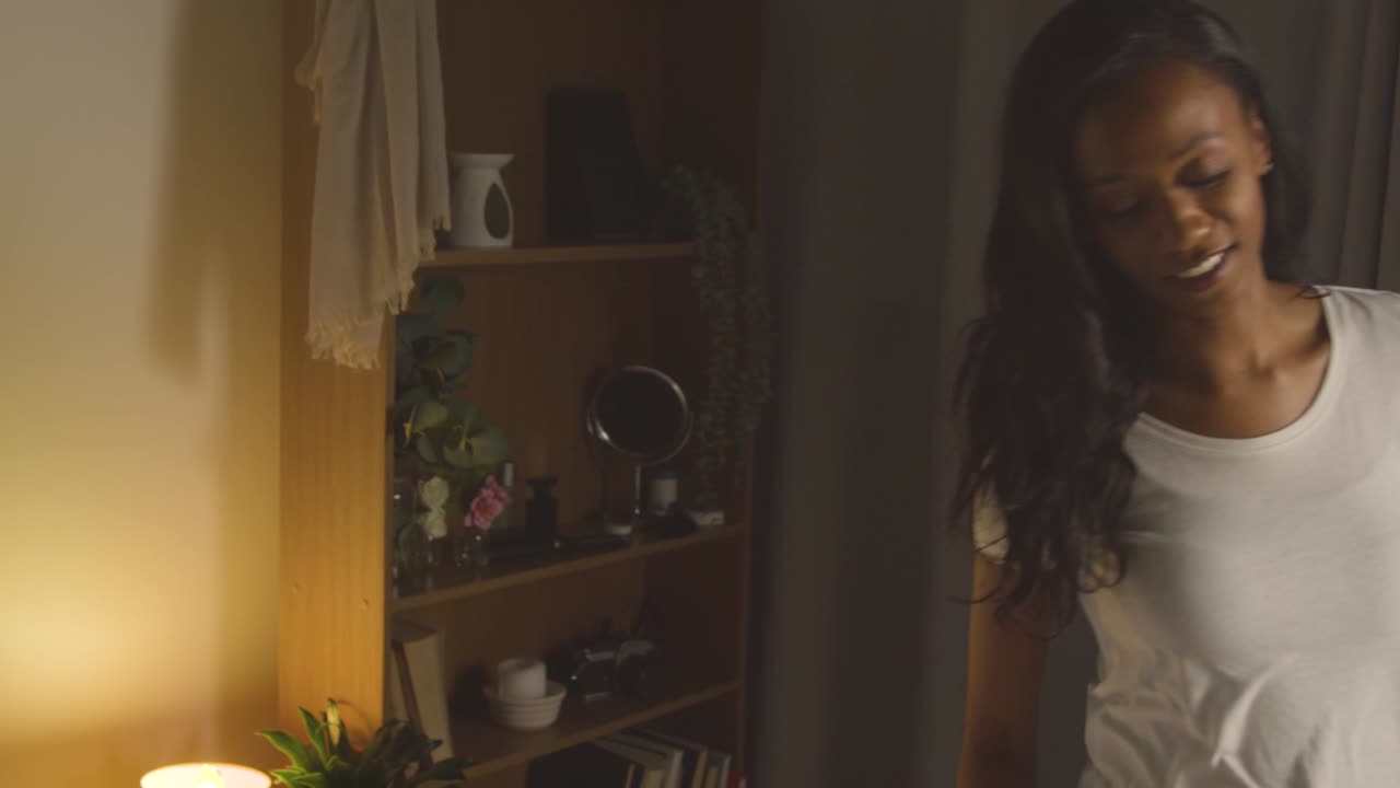 사랑 하는 부부 가 집 에서 휴식을 취 하고 밤 에 침대 에 앉아 함께 이야기 하고 있다 1