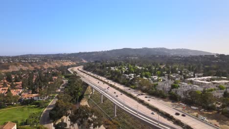 Steigende-Luft-über-Verkehrsreichem-Autobahnverkehr-Und-Sonnigem-Klarem-Blauem-Himmel,-San-Diego,-Kalifornien