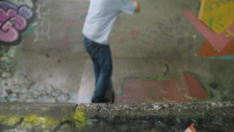 un chico caucásico haciendo skateboard en el parque.