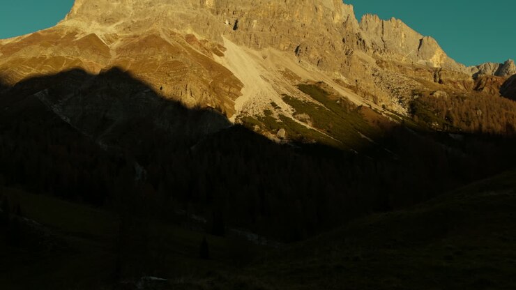 paisaje de montaña al amanecer o al atardecer