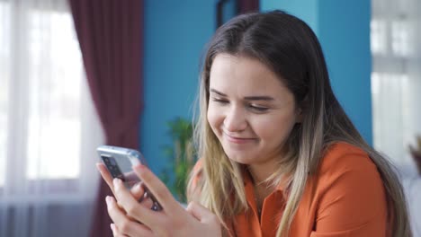 una joven feliz y alegre enviando mensajes de texto.