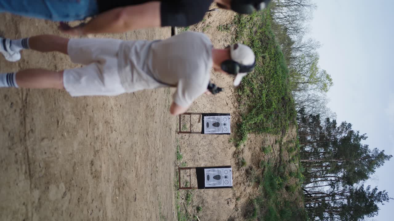 사격 강사는 초보자 사격자를 교정합니다. 무기를 유지하는 위치, 체코.