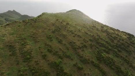 Drohnenansicht-Von-Rocha-Dos-Bordões-Flores-Azores-Bei-Sonnenuntergang