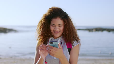 Mujer,-Teléfono-Y-Sonrisa-Feliz-En-La-Playa