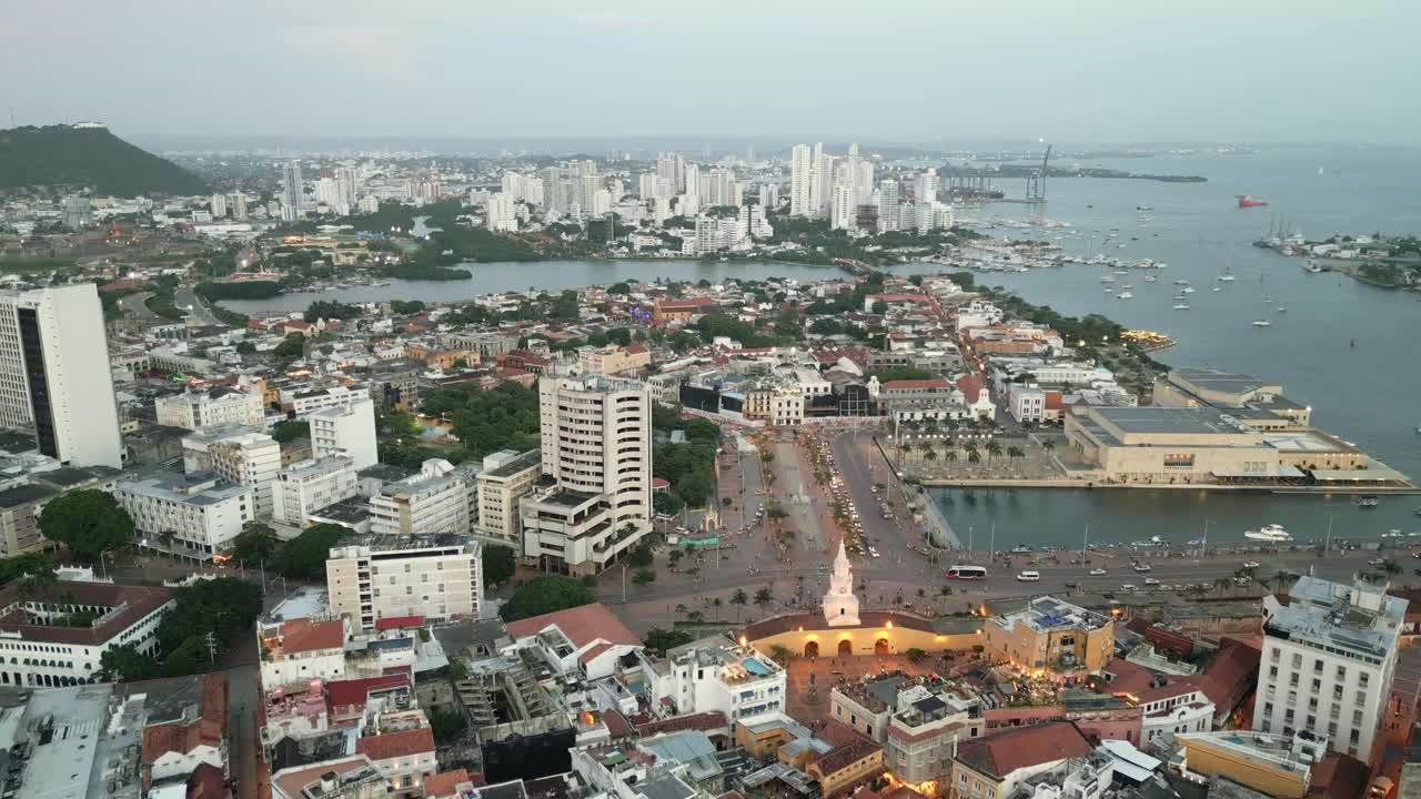 Volo di drone aereo sopra il centro storico di Cartagena, Colombia: panoramica della chiesa cittadina, viali, traffico stradale ed edifici del quartiere.