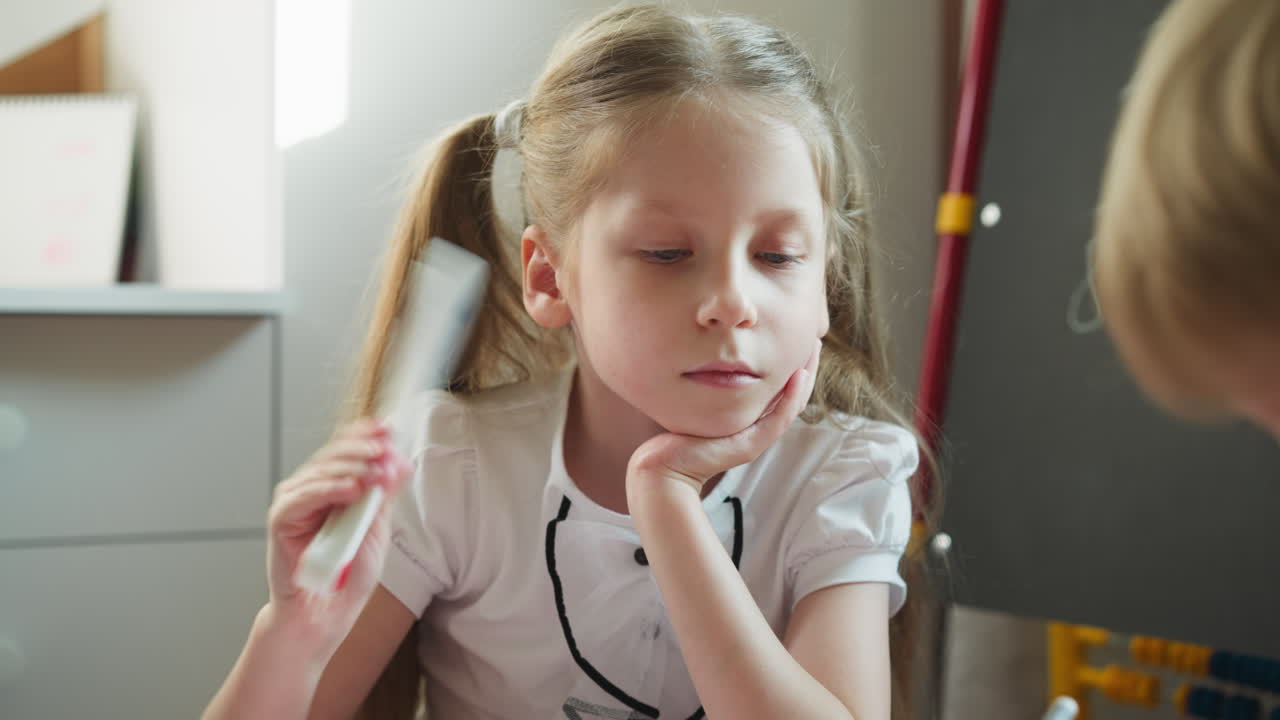 숫자 카드 를 가진 여자 팬 들 이 수업 에서 소년 과 함께 수학 을 배우고 있다