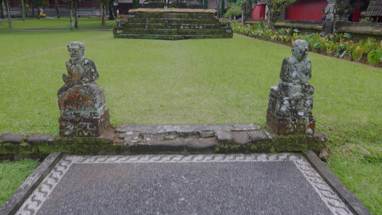 Bali Ulun Danu statue forward view recorded by a Sony A7IV mirrorless camera with a 16-35 f2.8 GM lens.
