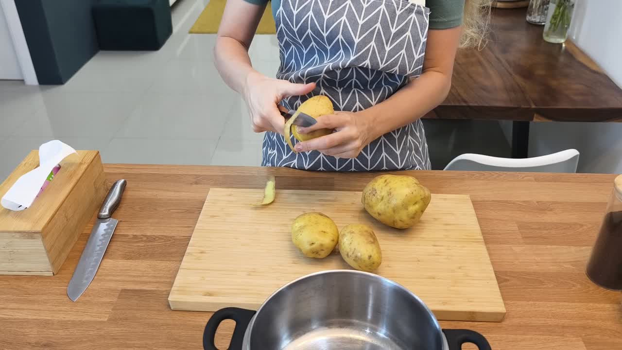 mujer pelando patatas